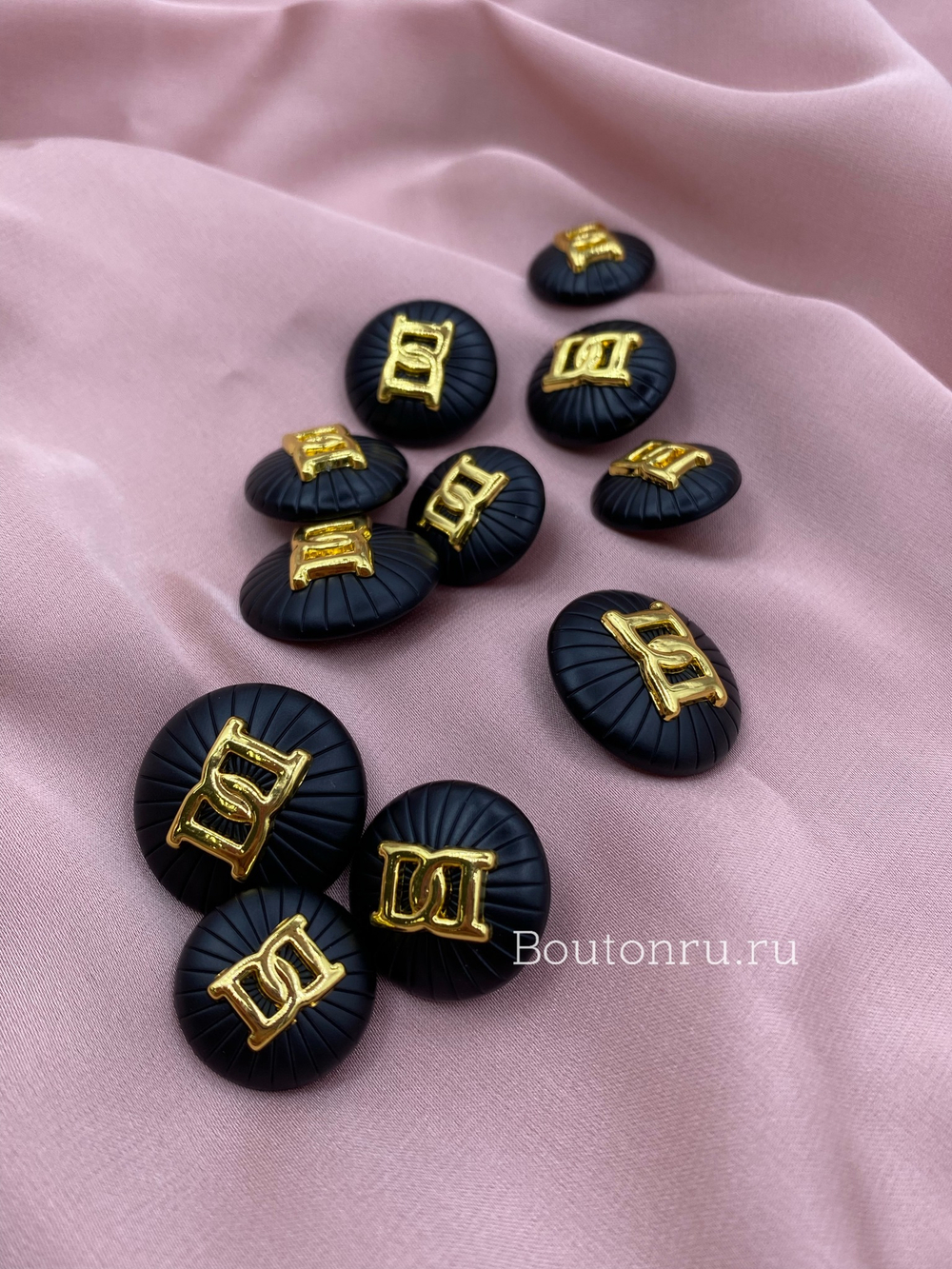 Пуговицы черные матовые с золотым декором