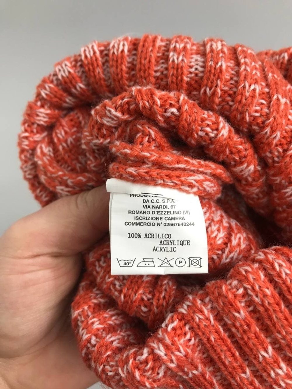 Шапка с помпоном морковного цвета