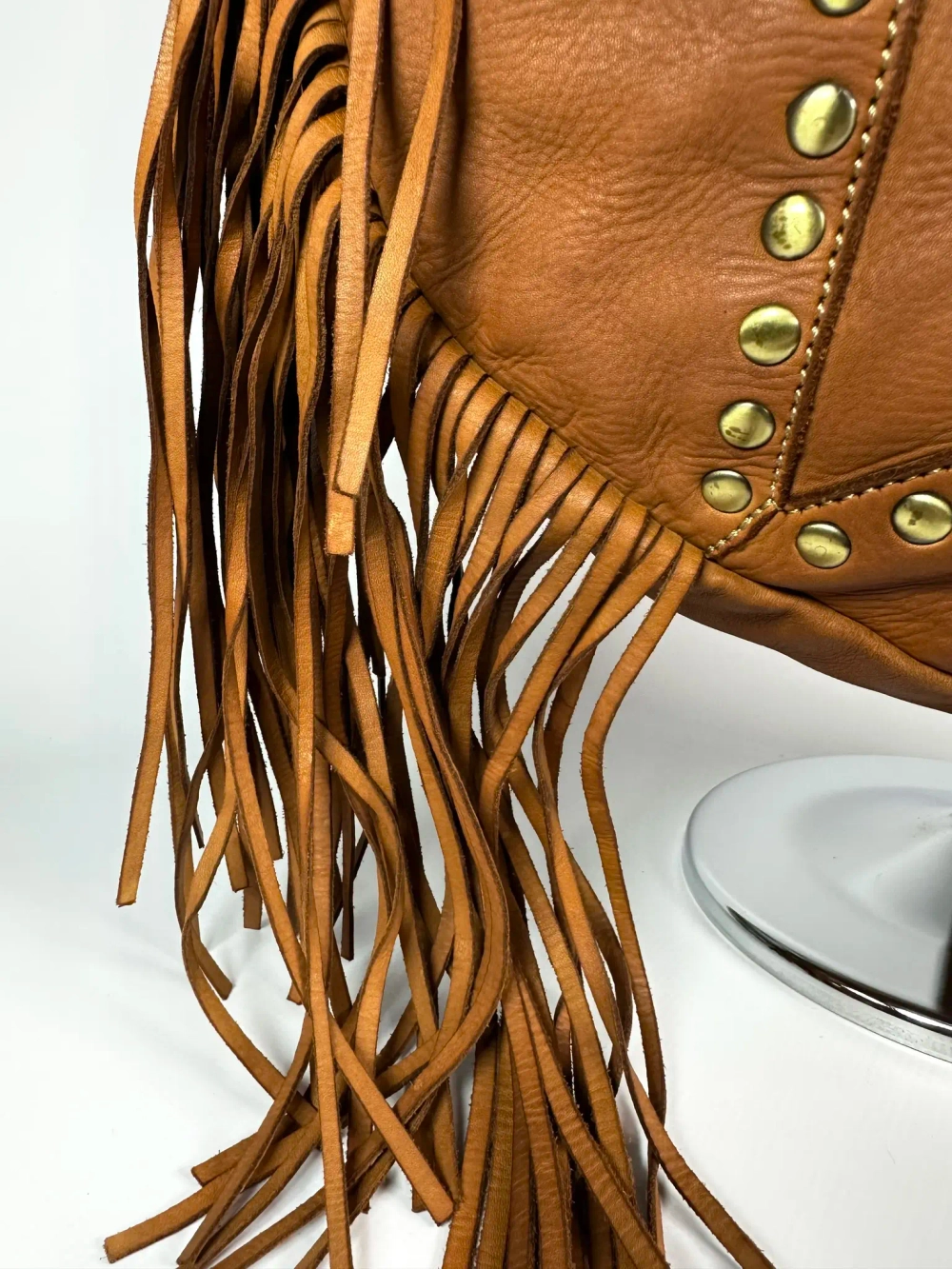 Женская сумка из натуральной вареной кожи с бахромой и заклепками цвет whisky