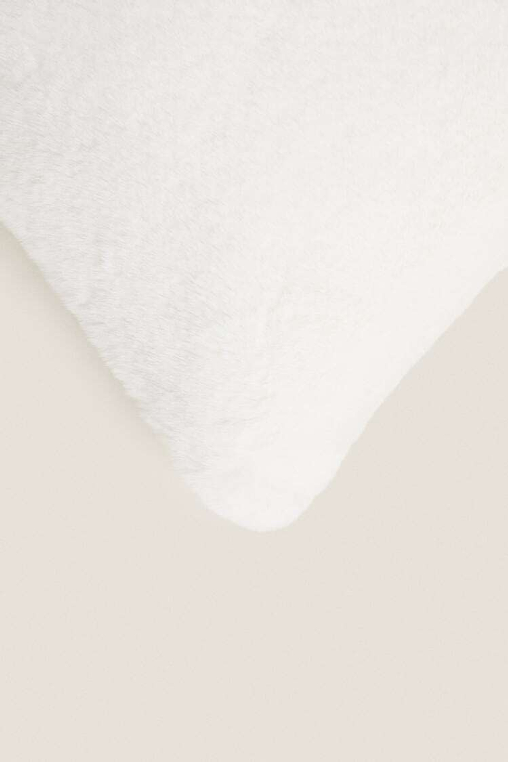 ZARA HOME ЧЕХОЛ НА ПОДУШКУ ИЗ ИСКУССТВЕННОГО МЕХА, БЕЛЫЙ