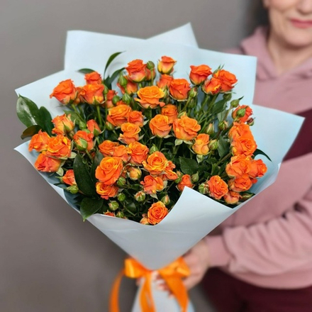 Букет из 9 оранжевых кустовых роз "Orange Peps"