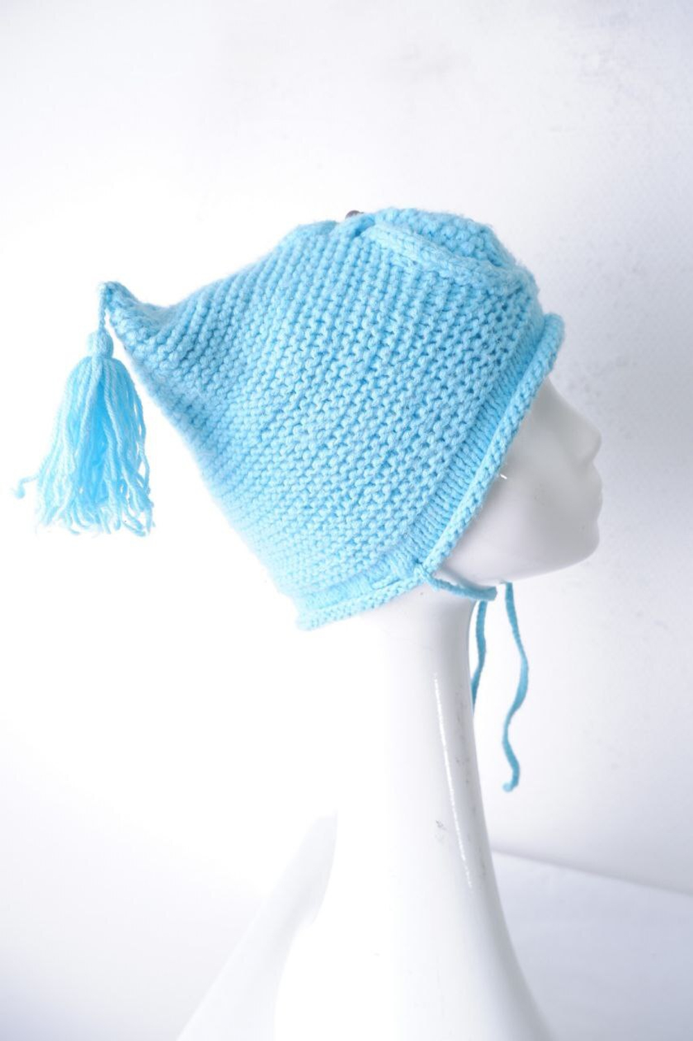 Шапка с кисточками