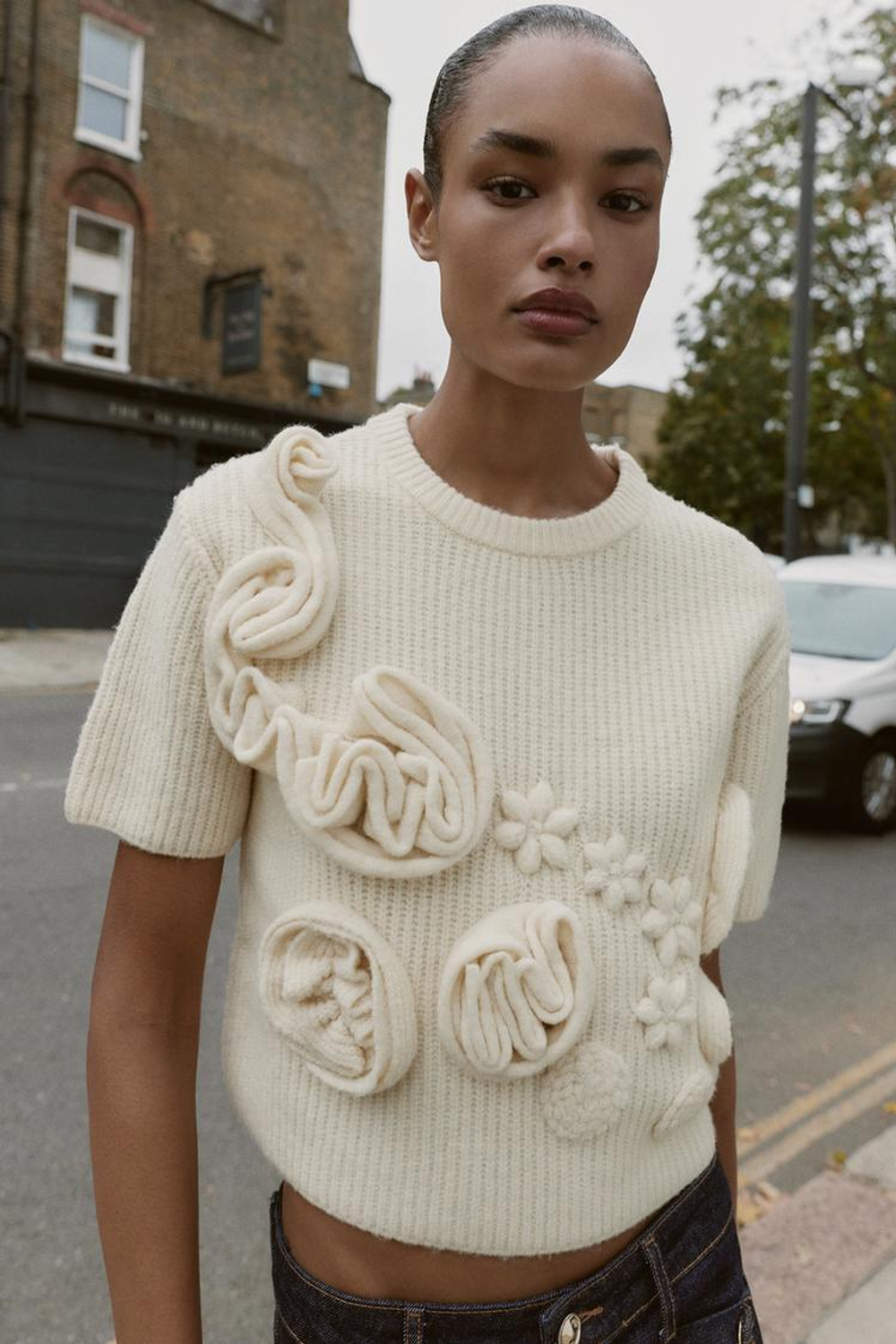 ZARA ДЖЕМПЕР ИЗ РЕЛЬЕФНОГО ТРИКОТАЖА С ЦВЕТАМИ, ЭКРЮ