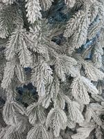 Заснеженная елка с гирляндой «Камчатская» холодный свет (Литая+пвх) 240 см / 2.4 м