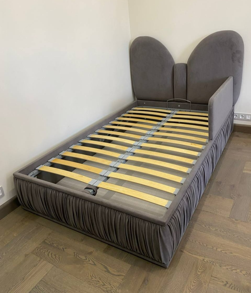 Детская кровать с бортиком