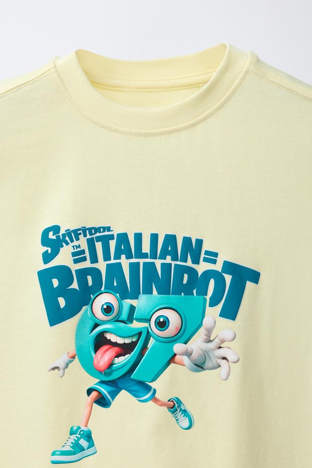 ZARA ФУТБОЛКА С ПРИНТОМ SIX SEVEN SKIFIDOL ITALIAN BRAINROT™, ВАНИЛЬНО-ЧЕРНЫЙ