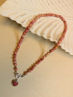 Колье из родонита «Розовое сердце»