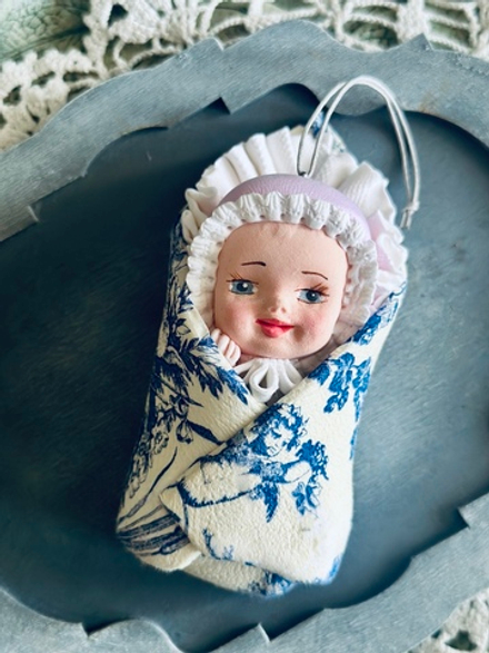 Елочная игрушка Пупсик в одеялке. Девочка