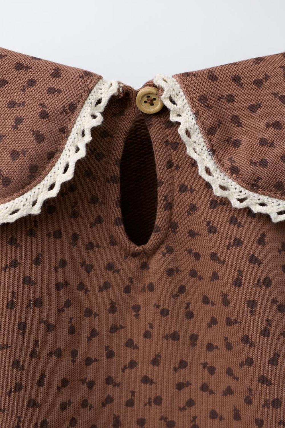 ZARA ТОЛСТОВКА С ПРИНТОМ, ОТЛОЖНЫМ ВОРОТНИКОМ И КРУЖЕВОМ, ШОКОЛАДНЫЙ