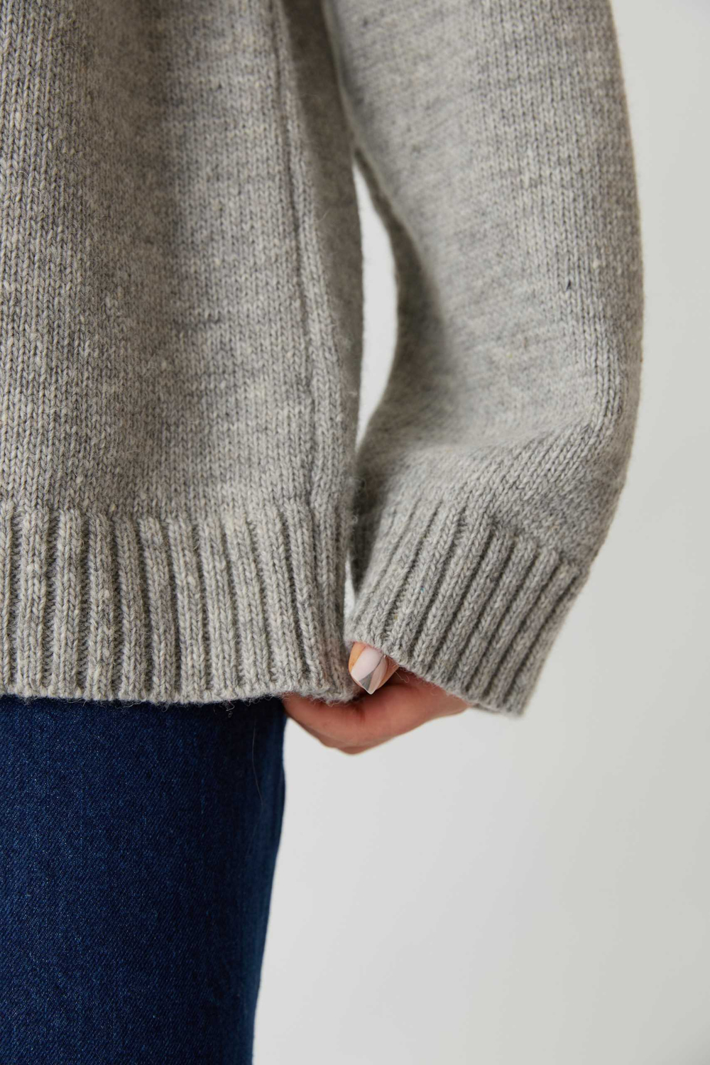 Свитер из шерсти светло-серого цвета