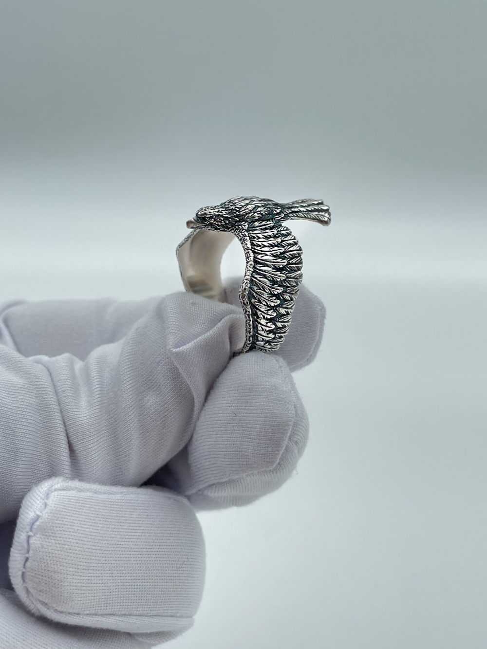 Фотография серебряного кольца в виде Орла высокой детализации