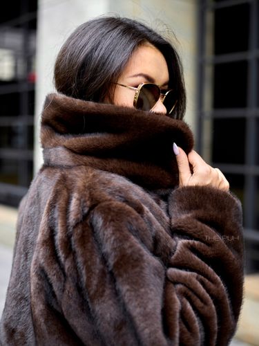 Шоколадный комбинированный пуховик с капюшоном и поясом