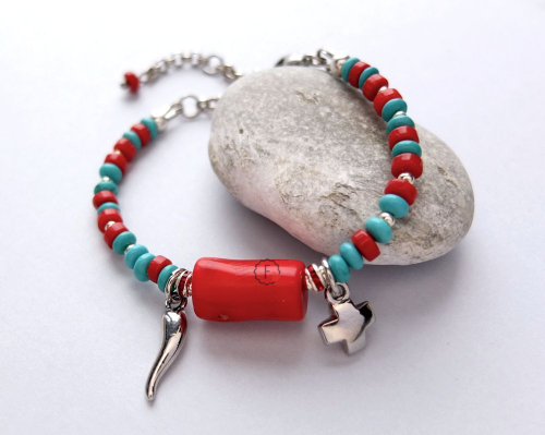 браслет из коралла и бирюзы с подвесками
