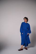 Платье оверсайз "жабо без жабо" из плюшевой ткани Тедди, ярко-синий