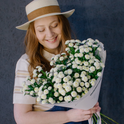 159. Воздушный стойкий моно-букет с хризантемой сантини