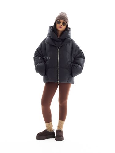 Объемный черный пуховик со съемной манишкой-капюшоном