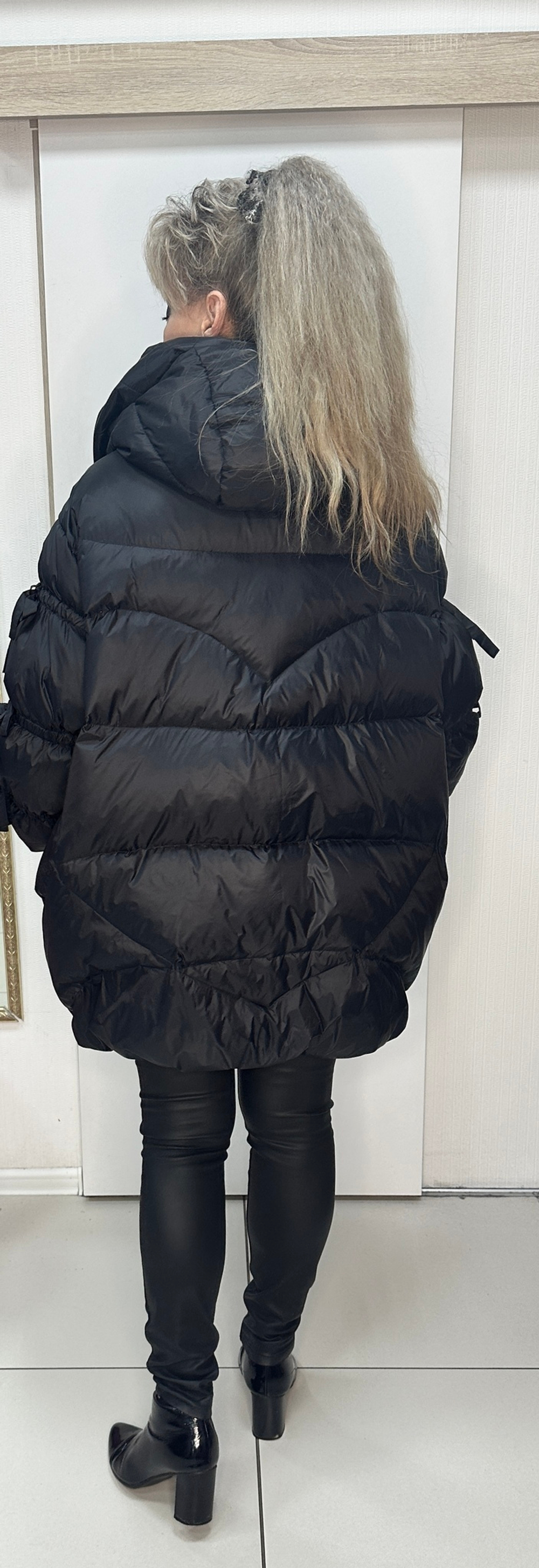 Черный удлиненный куртка-пуховик с красивыми рукавами