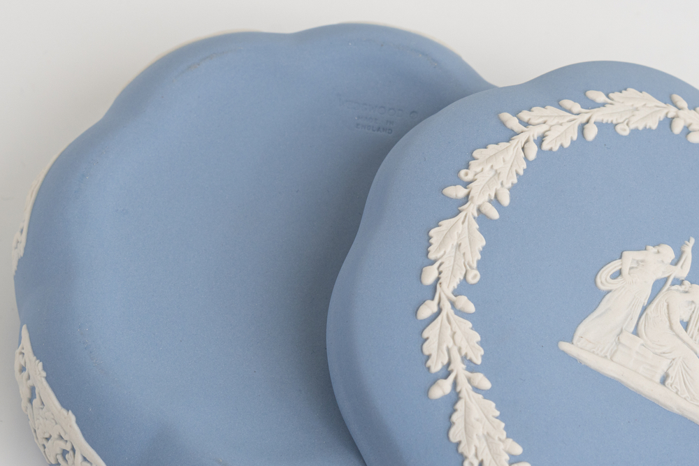 Шкатулка из яшмового фарфора с античным сюжетом