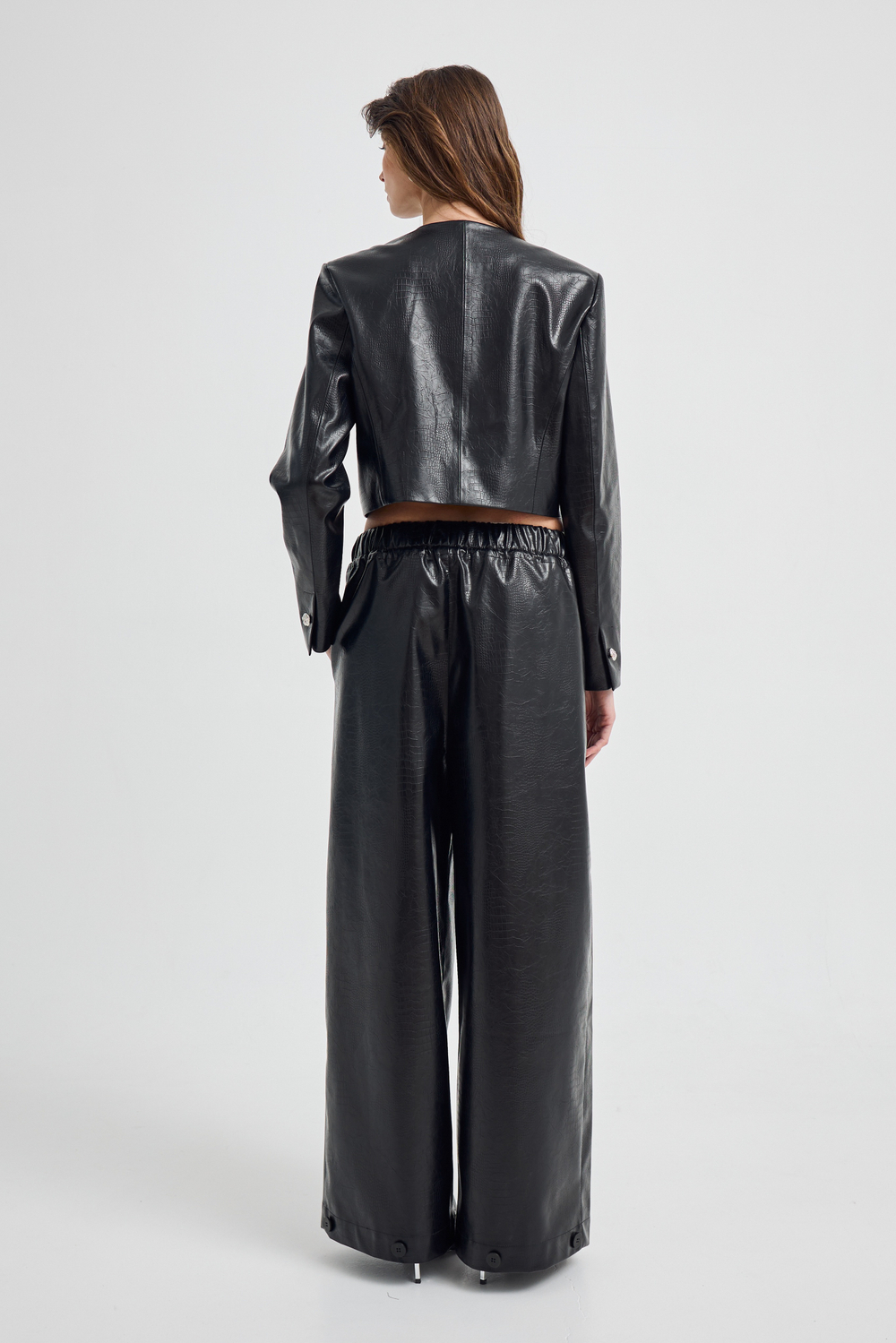 Комплект: укороченный жакет и брюки на резинке из экокожи