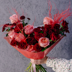 84. Яркий эффектный букет с пионовидными и классическими розами