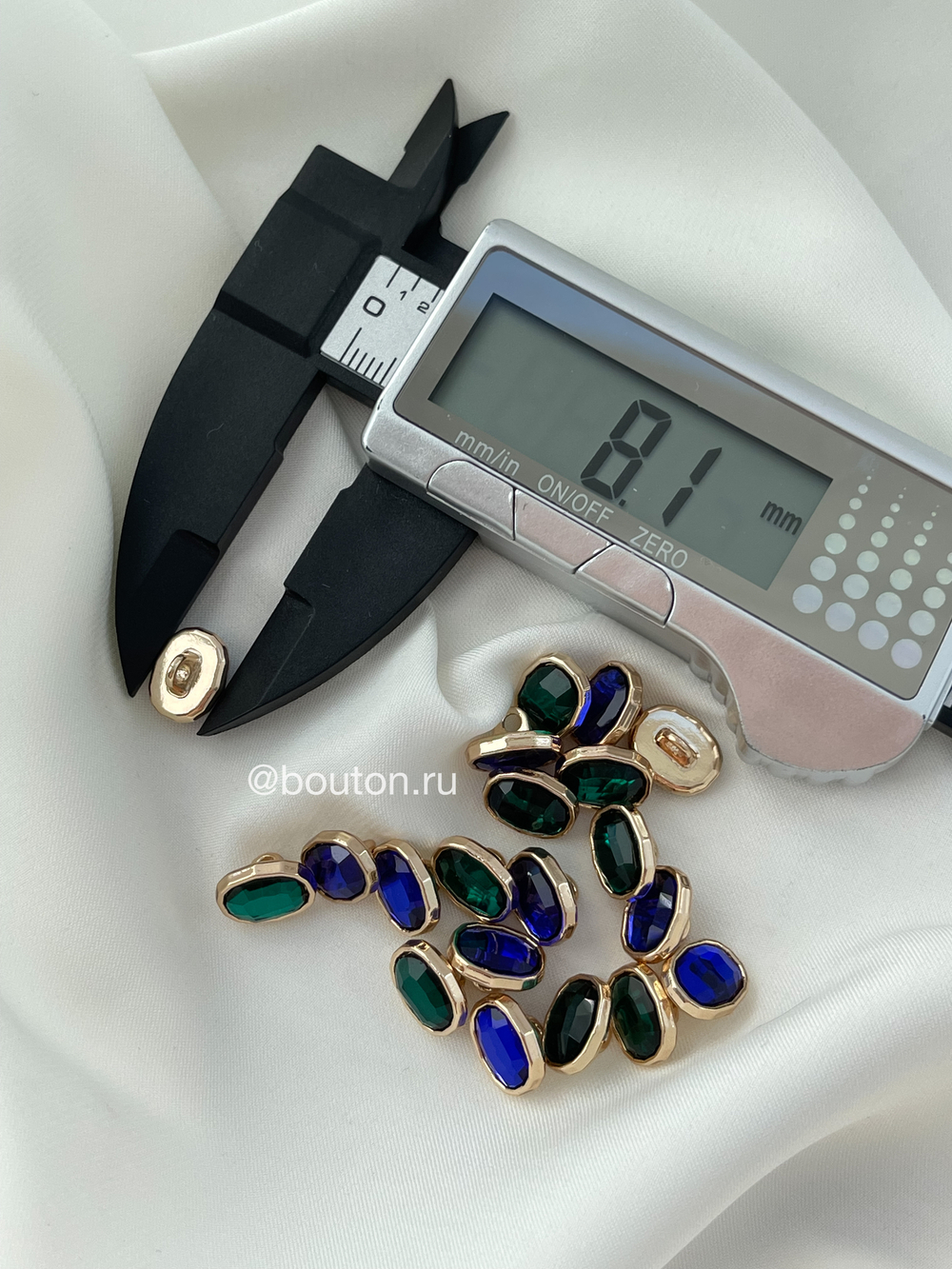 Пуговицы стразы синие сапфиры золото 10х8 мм.