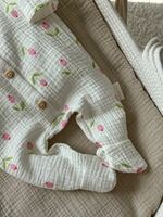 Комбинезон с рюшами и чепчик, Тюльпаны