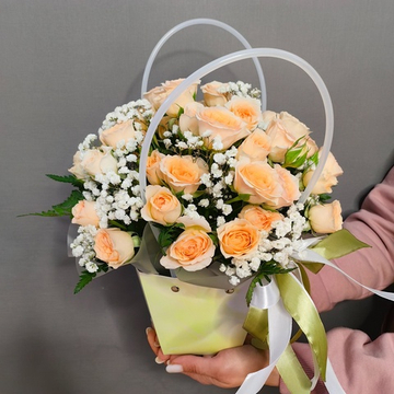 Композиция из кремовых кустовых роз "Axana" в сумочке