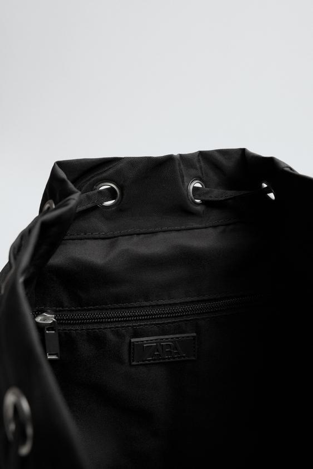 ZARA РЮКЗАК ИЗ ТЕХНОЛОГИЧНОЙ ТКАНИ С КЛАПАНОМ, ЧЕРНЫЙ