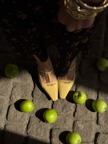 Желтые лаковые туфли-слингбэки