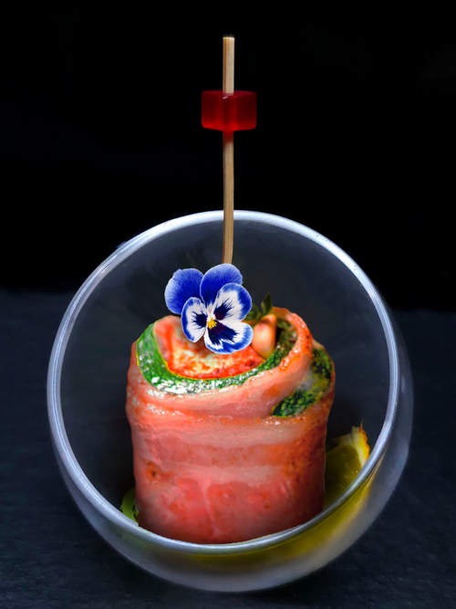 Канапе-ролл с запеченным беконом и цукини