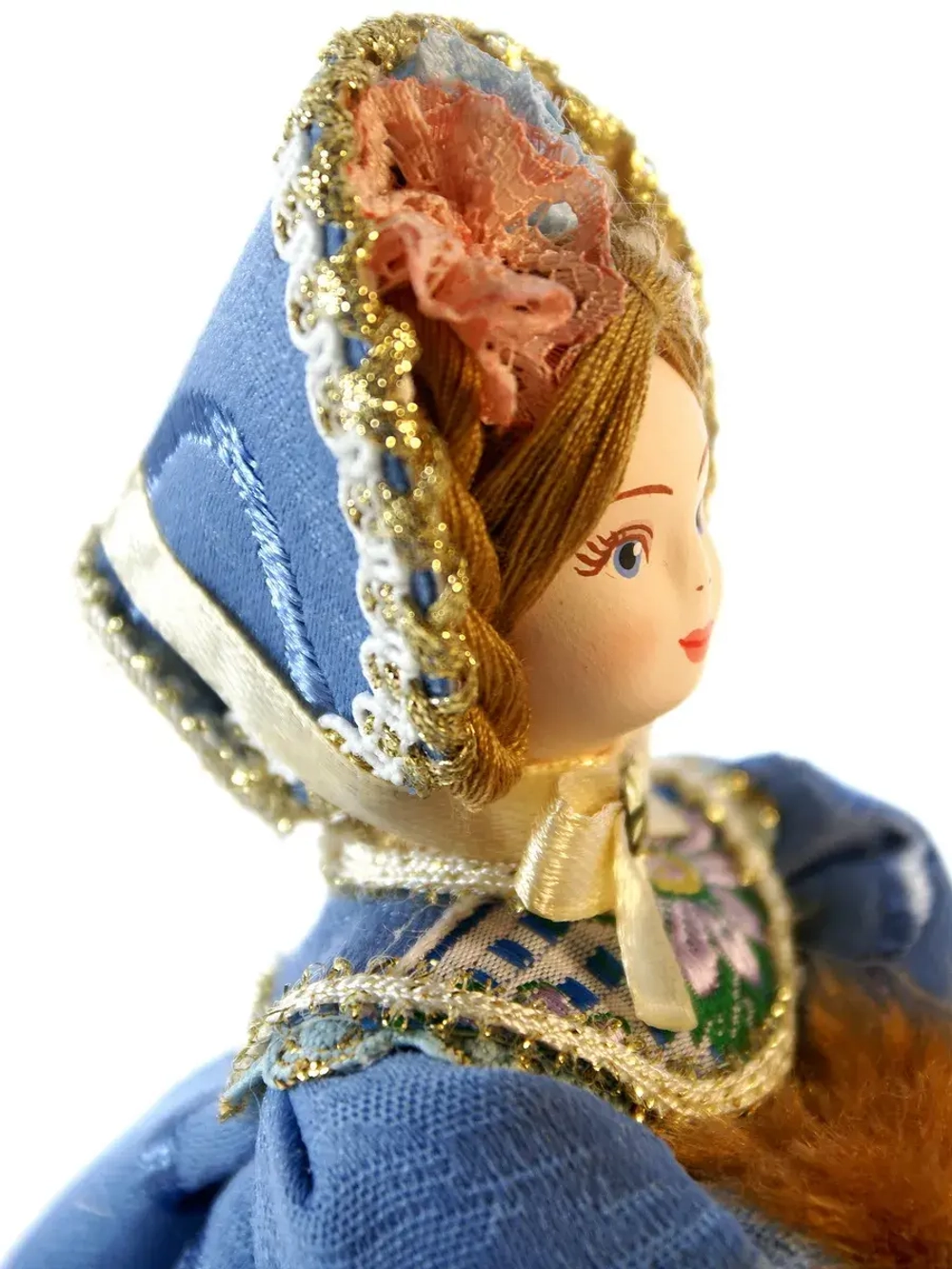 Кукла фарфоровая Барышня в капоре и шубке 19 века