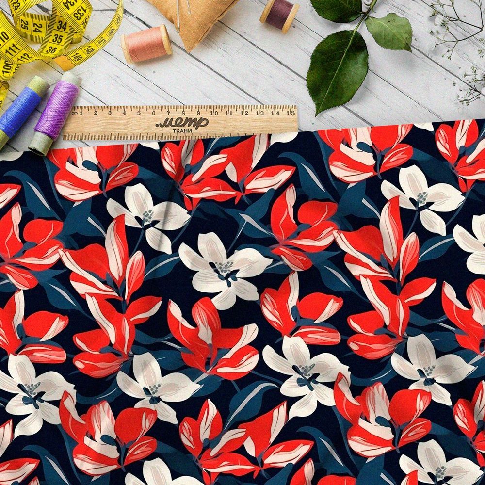 Ткань Ниагара Софт бело-красная цветочная иллюстрация