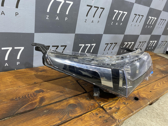 Фара правая Toyota Corolla (E180) 12-16 Б/У Оригинал 8111002F01