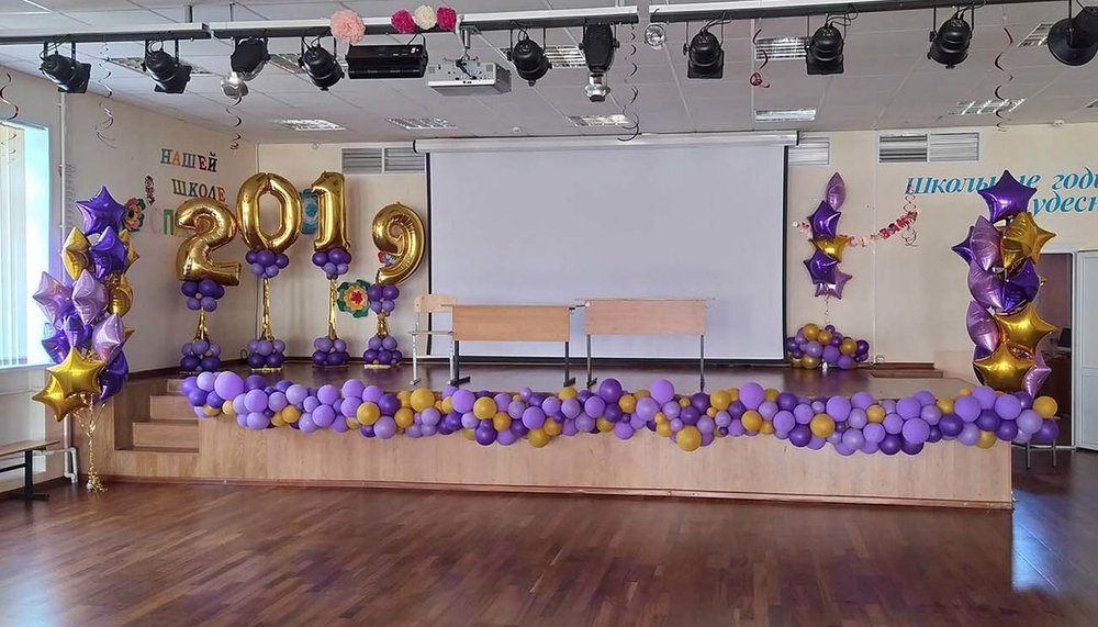 Оформление выпускного в школе в золотом и фиолетовом цвете