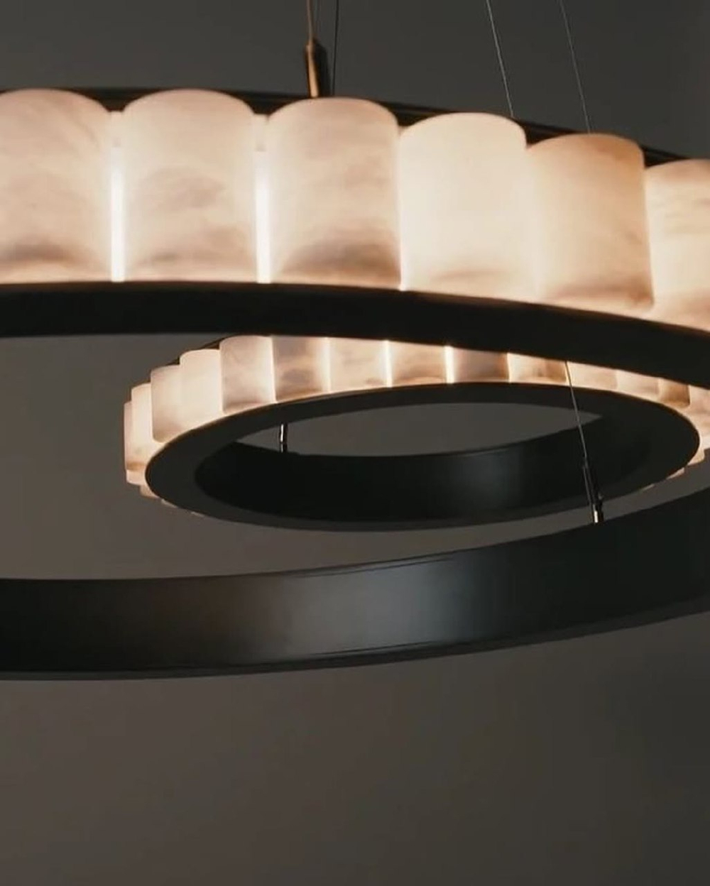 Шикарные модели в золоте и классическом черном цвете 🤍