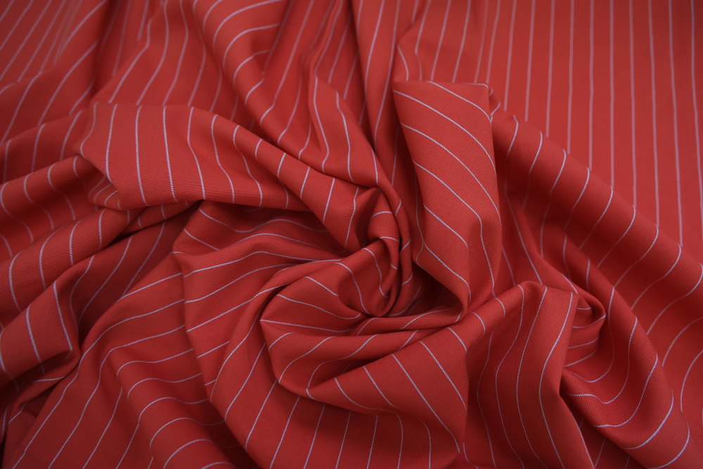 Костюмная полоска алая