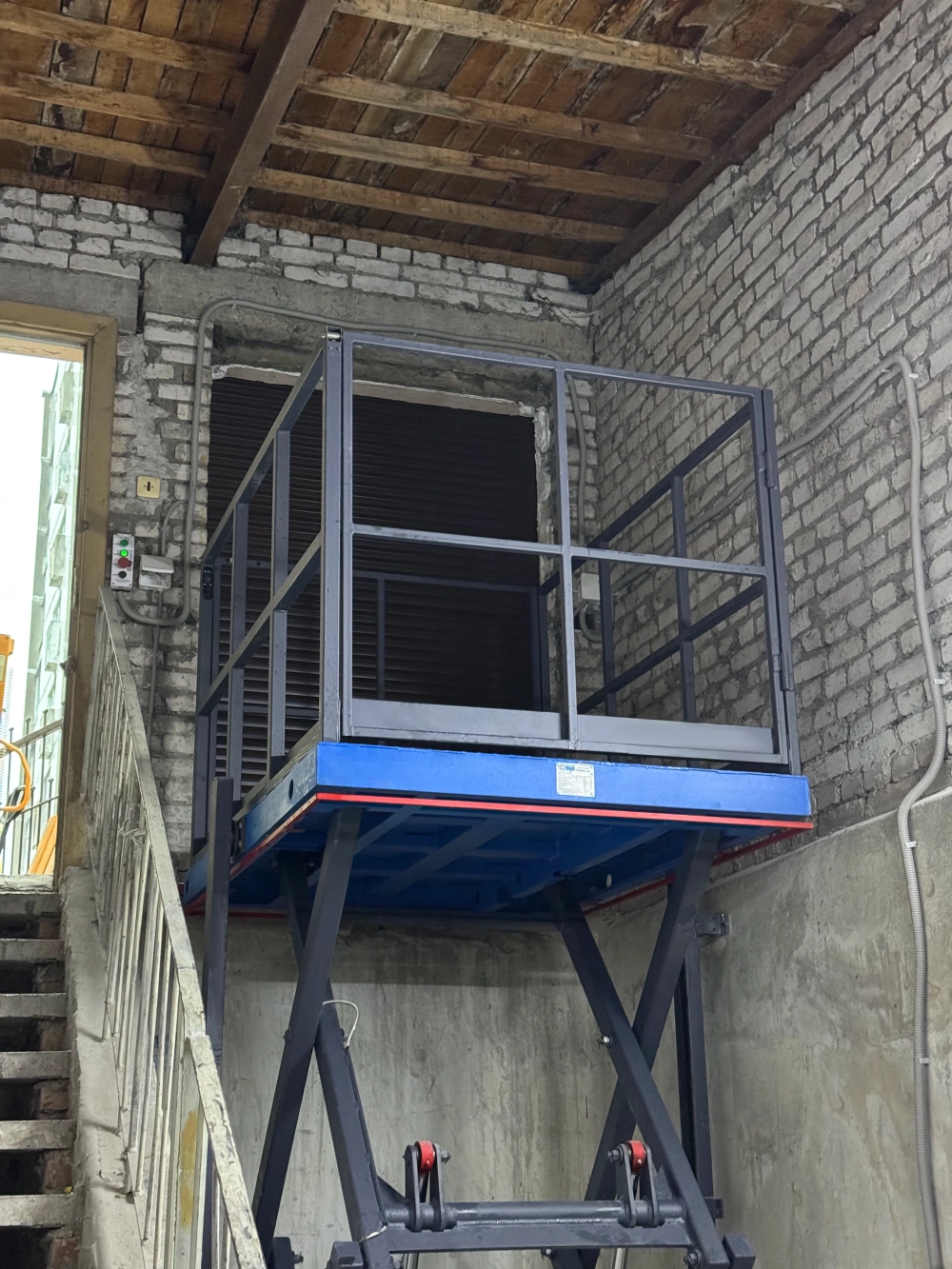 Ножничный стол