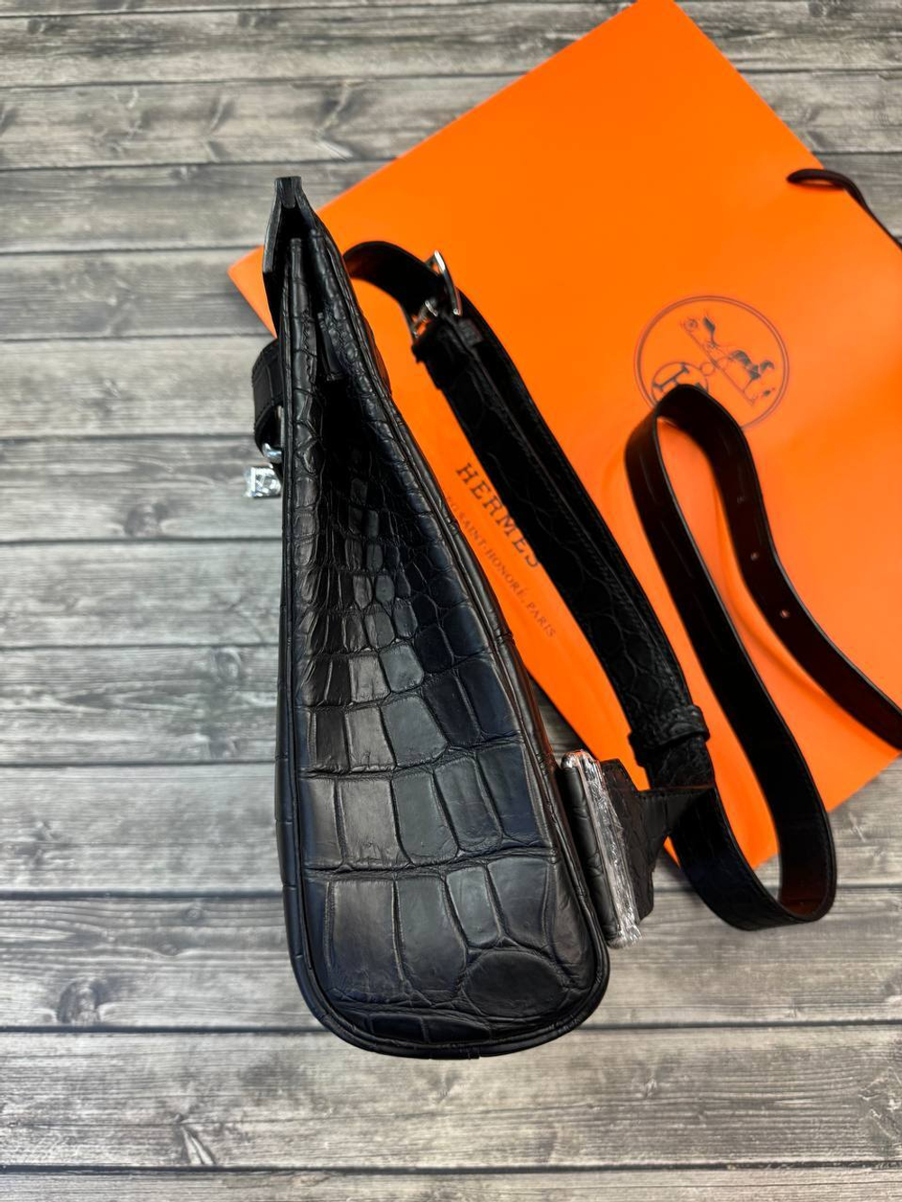 Сумка-слинг Hermes из кожи крокодила