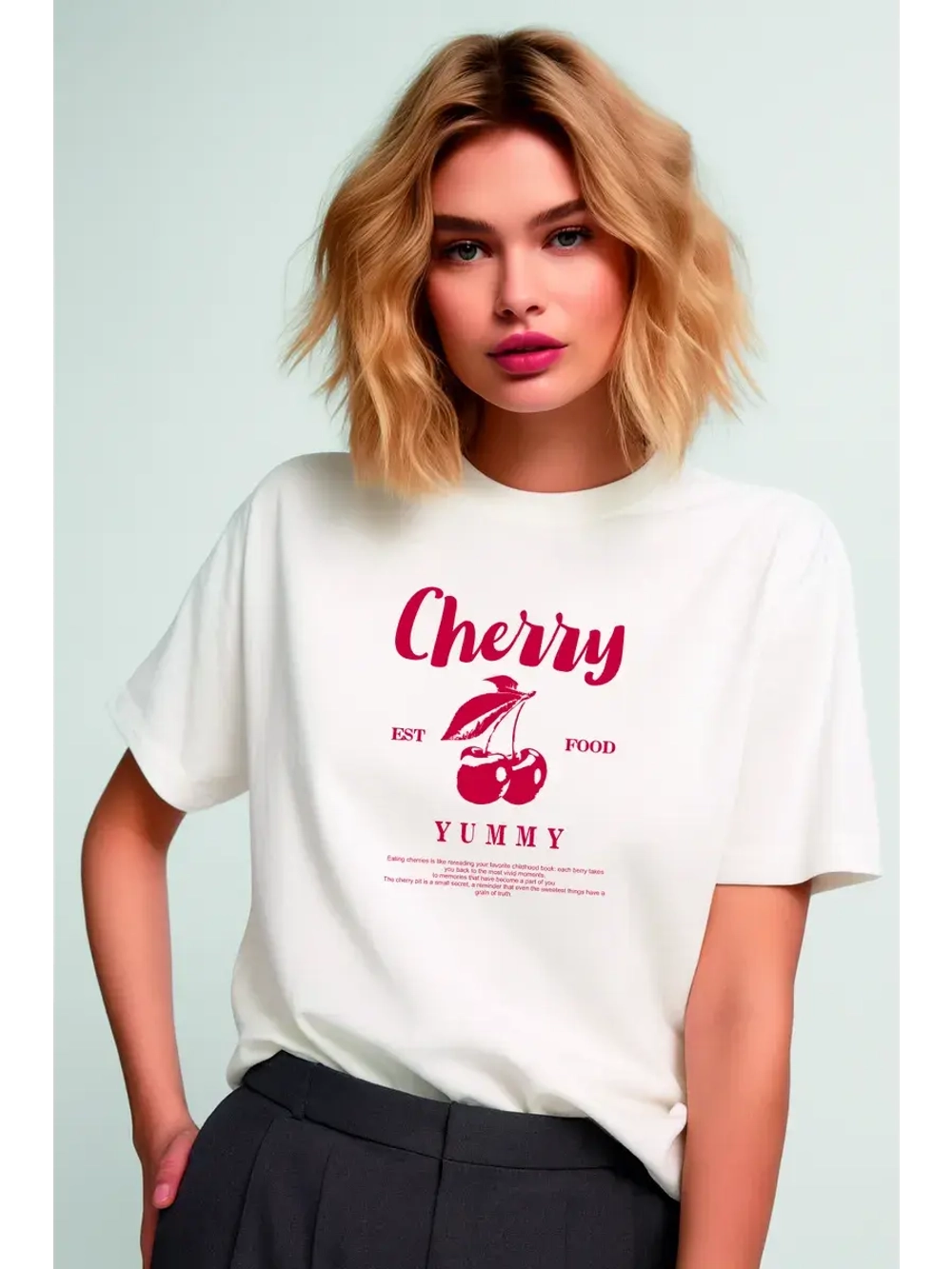 Белая футболка с вишней