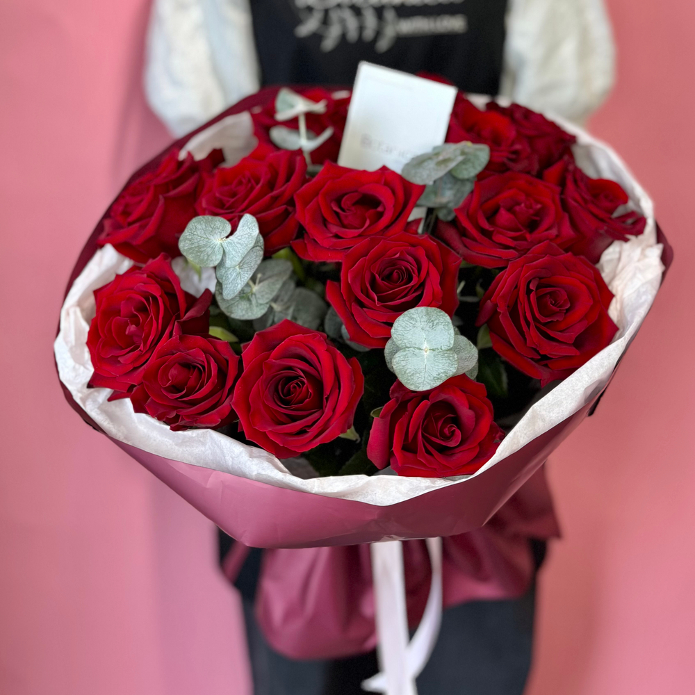 Моно букет из 15 роз Эксплорер и эвкалипта 240220262