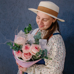 143. Ароматный нежный букет из пионовидных роз