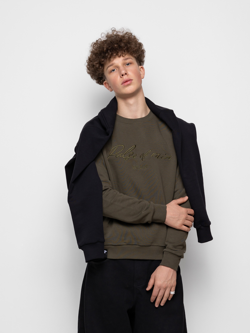 Свитшот с вышитой надписью PULSE OF RAIN хаки