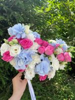 Свадебный букет из гортензии, диантусов, кустовых пионовидных роз и лизиантуса