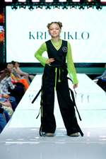 Черный костюм для ярких будней