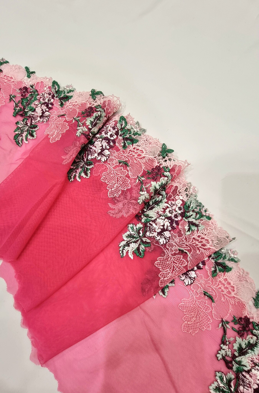 Вышивка на сетке неэластичная цветы на розовом К025 правая