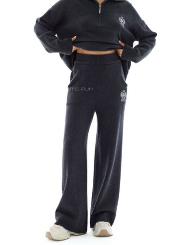 Вязаный костюм с вышивкой в цвете графит