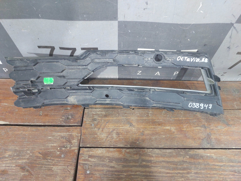 Накладка ПТФ правая Skoda Octavia 4 (A8) 19-нв Б/У Оригинал 5E3807682C