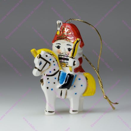 Фарфоровая ёлочная игрушка Щелкунчик на коне