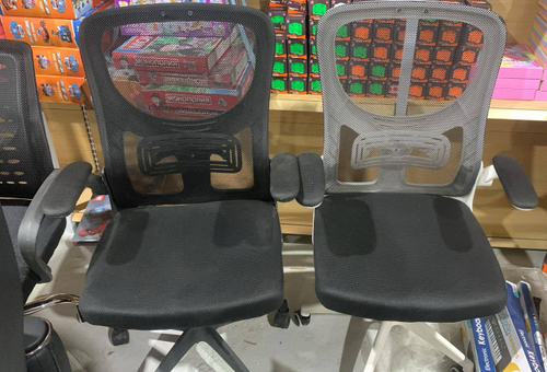 Офисное кресло с сетчатой спинкой