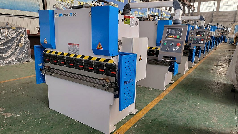 Листогибочный гидравлический пресс MetalTec HBM 40/2500 (Е22, инвертор заднего упора)